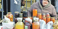А вдоль дороги бабушки с банками стоят